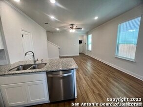 10335 Lynwood Crk in San Antonio, TX - Building Photo - Building Photo