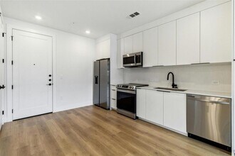 1701 Simond Ave, Unit 401 in Austin, TX - Building Photo - Building Photo