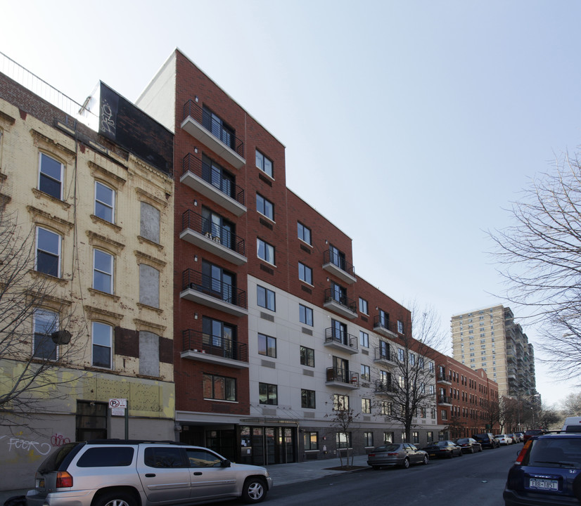 150-158 Johnson Ave in Brooklyn, NY - Building Photo