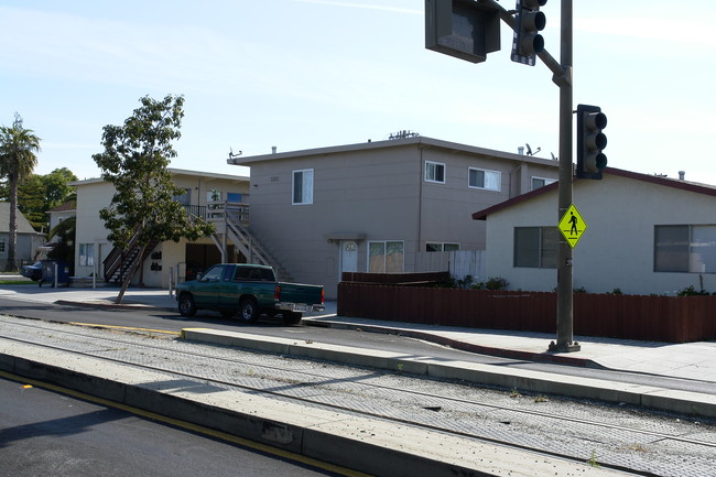 590 Chestnut St in Redwood City, CA - Building Photo - Building Photo