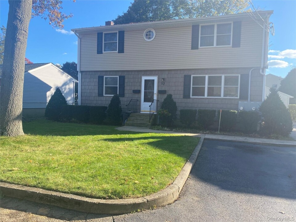 52 Grand Pl in East Northport, NY - Building Photo