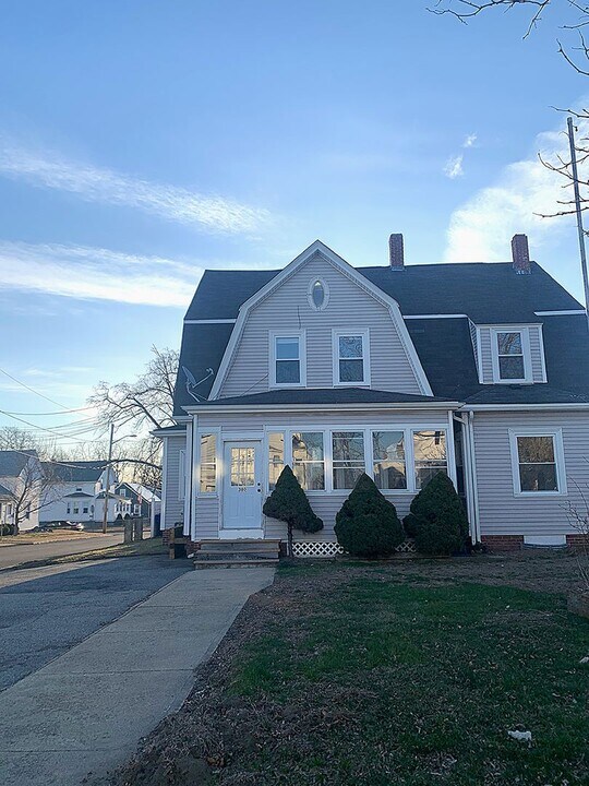 380 Bullocks Point Ave in East Providence, RI - Building Photo