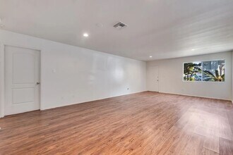 540 E Hyde Park Pl in Inglewood, CA - Foto de edificio - Building Photo