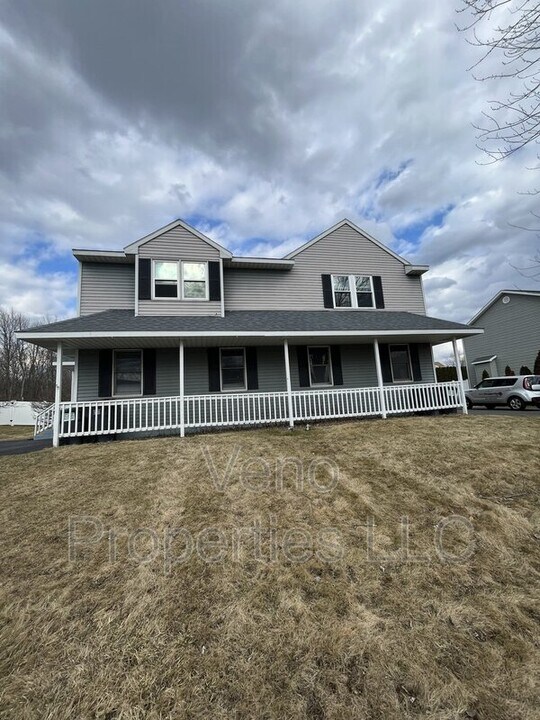 5 Partridge Ln in Waterford, NY - Building Photo