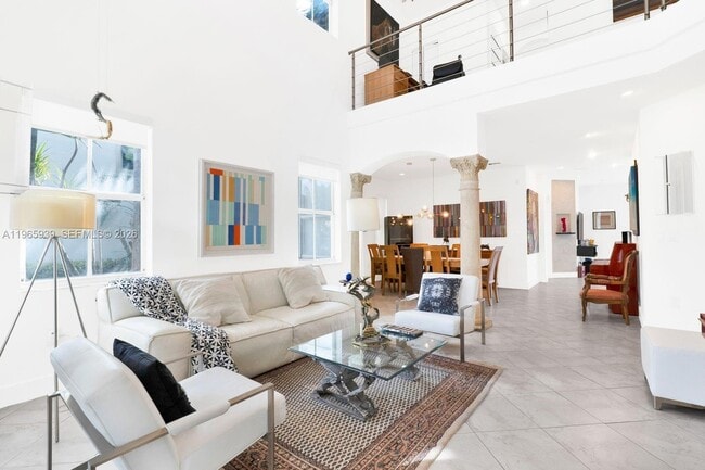 10824 NW 84th St in Doral, FL - Foto de edificio - Building Photo