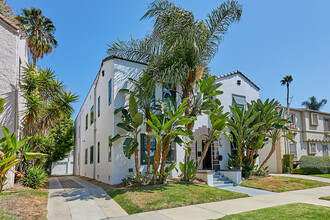 612 N Genesee Ave in Los Angeles, CA - Foto de edificio - Building Photo