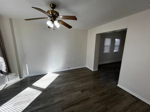 9613 S Ave N, Unit 2 in Chicago, IL - Foto de edificio - Building Photo