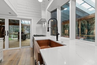 85 Hillcrest Dr in Highlands, NC - Building Photo - Building Photo