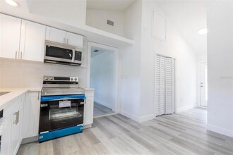 6906 N Lynn Ave in Tampa, FL - Foto de edificio - Building Photo