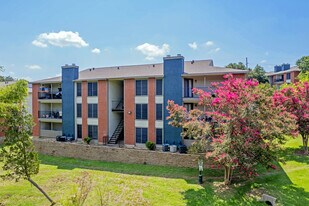 Foxwood in Austin, TX - Building Photo