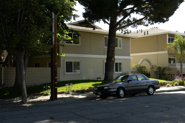 1210 Mills St in Menlo Park, CA - Building Photo - Building Photo