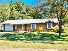 901 Avenue E in Marble Falls, TX - Building Photo