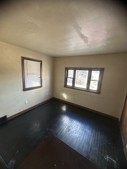 211 Avon Rd in West Mifflin, PA - Foto de edificio