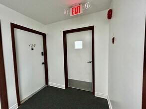 5585 E Pacific Coast Hwy in Long Beach, CA - Building Photo - Building Photo