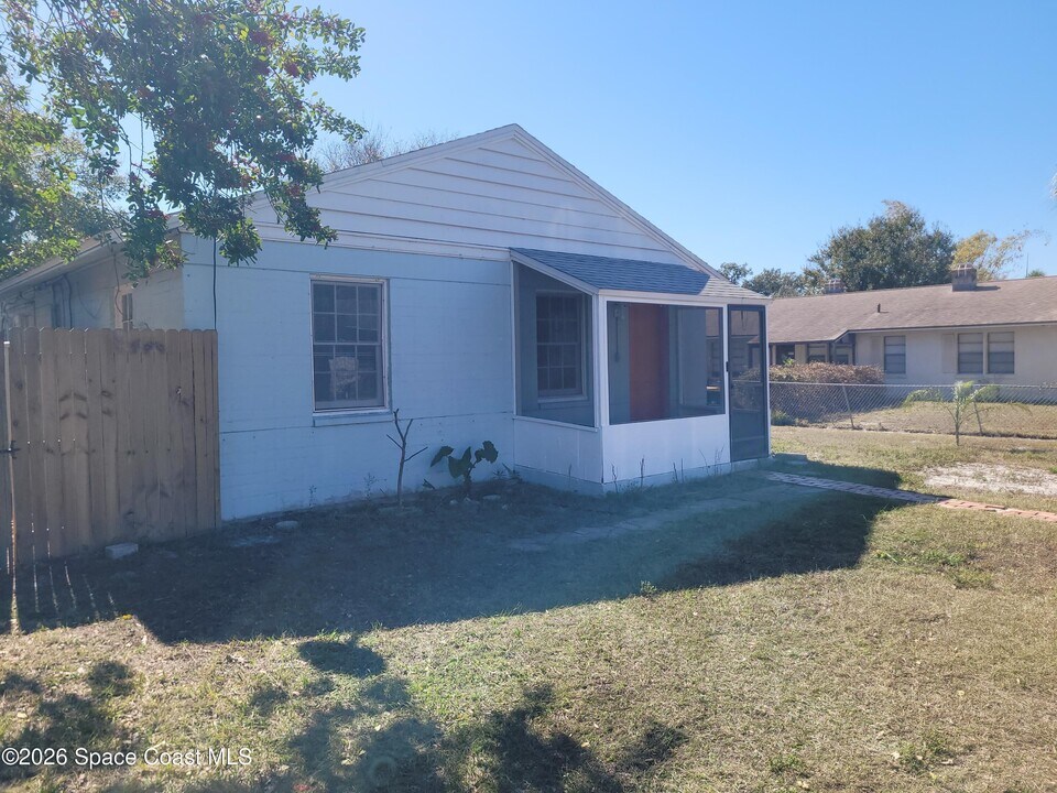 807 E Azalea Ct in Melbourne, FL - Foto de edificio
