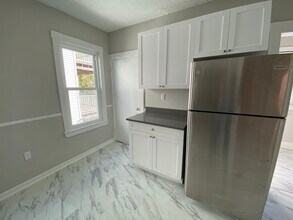 48 Mora St, Unit 2 in Boston, MA - Foto de edificio - Building Photo