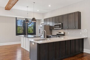 107 Chestnut St E, Unit 212 in Stillwater, MN - Building Photo