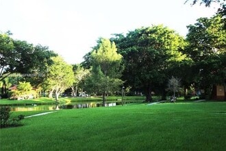 10709 Cleary Blvd in Plantation, FL - Foto de edificio - Building Photo