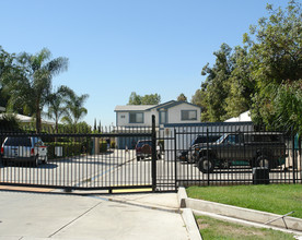 212 S Vicentia Ave in Corona, CA - Foto de edificio - Building Photo