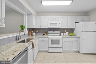 8640 Dellway Ln in Vienna, VA - Building Photo