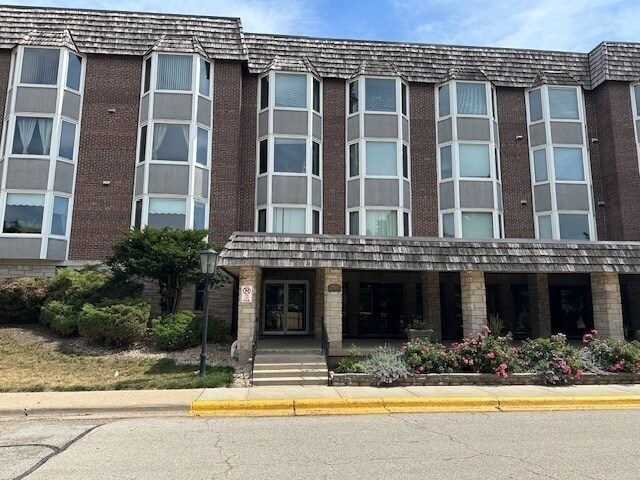 2500 Archbury Ln in Park Ridge, IL - Building Photo