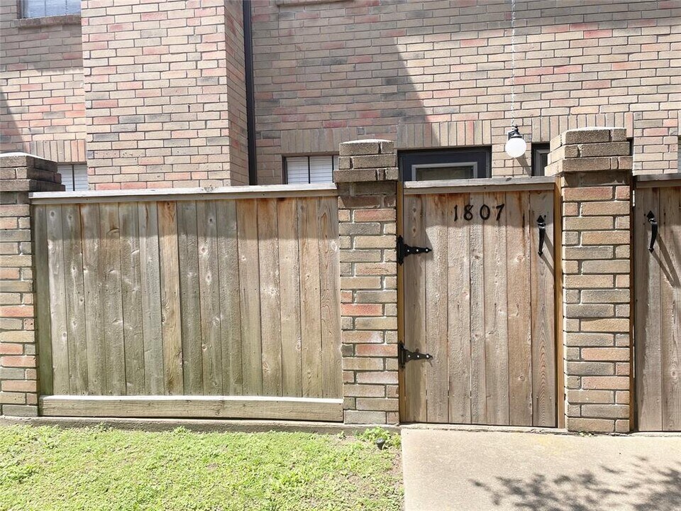 9850 Pagewood Ln in Houston, TX - Building Photo