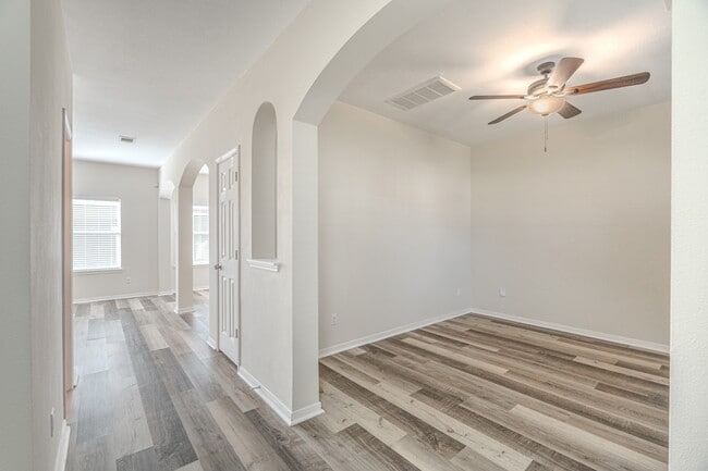 20702 Settlers Lake Cir N