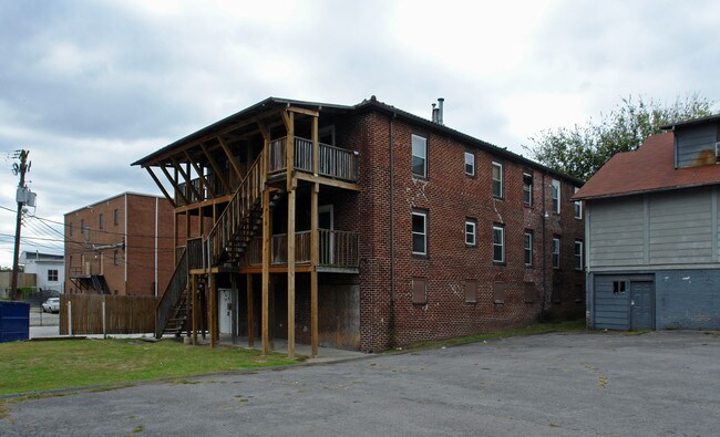 2930 E Magnolia Ave in Knoxville, TN - Foto de edificio - Building Photo