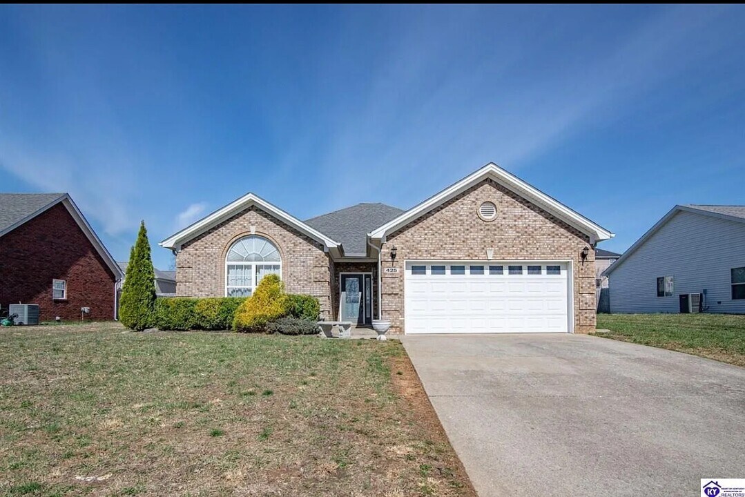 425 Cabernet Dr in Vine Grove, KY - Building Photo