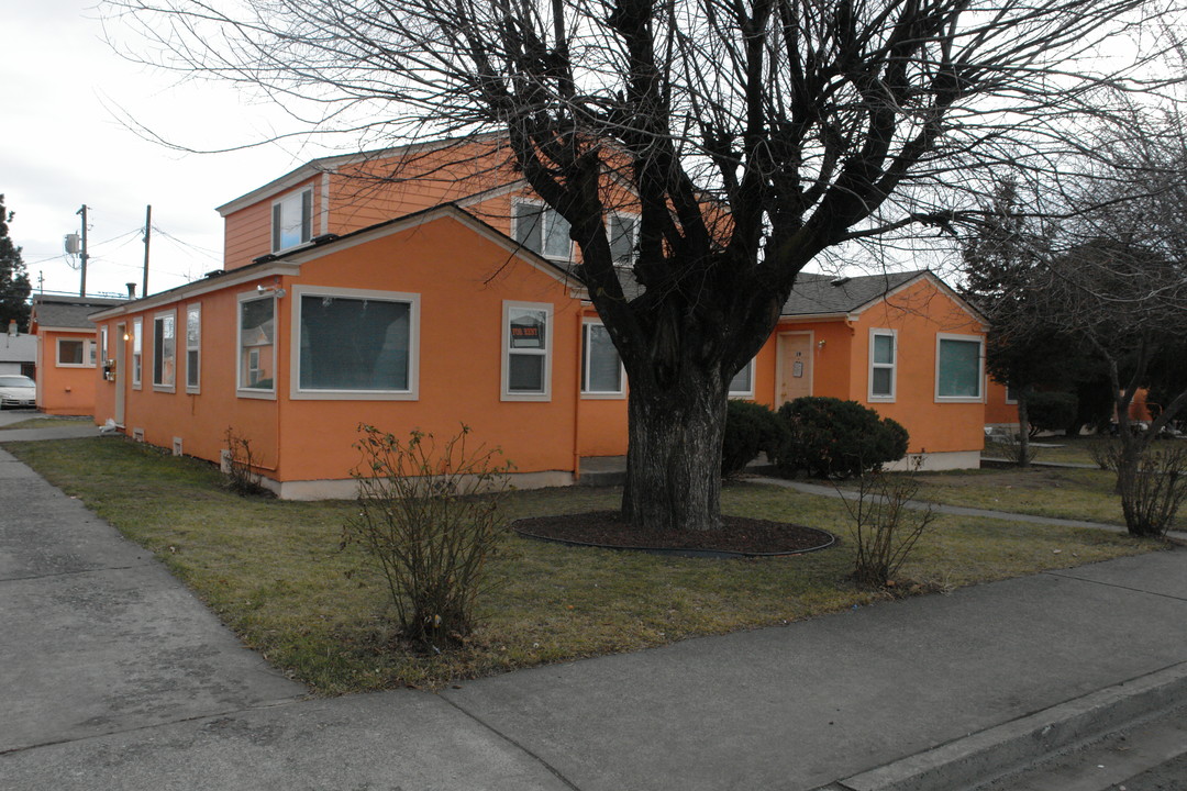 212 Bolin Dr in Toppenish, WA - Foto de edificio