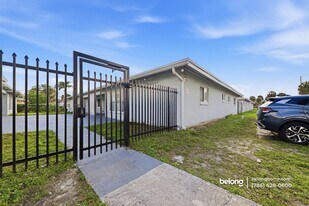 5700 NW 28th St in Miami, FL - Building Photo