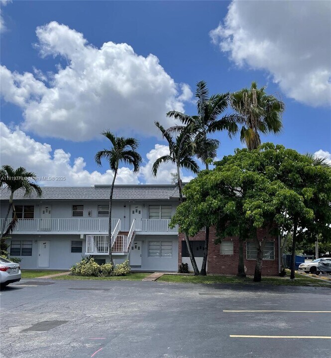 2061 NW 81st Ave in Pembroke Pines, FL - Building Photo
