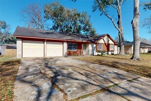 5005 Cedar Creek Dr in Dickinson, TX - Building Photo