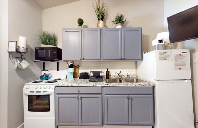 property at 4507 W Bayshore Dr