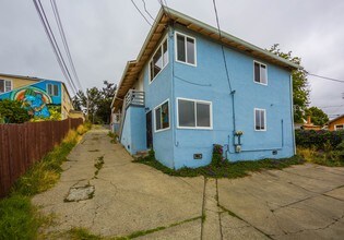 8117 Ney Ave in Oakland, CA - Foto de edificio - Building Photo
