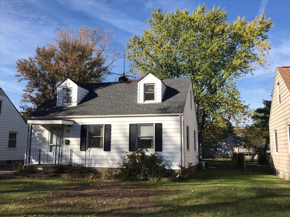 866 Warwick Dr in Sheffield Lake, OH - Building Photo