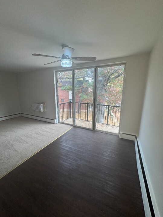 100 E Glenolden Ave in Glenolden, PA - Building Photo