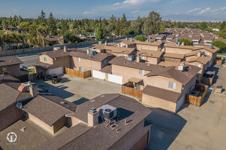 7909 S Laurelglen in Bakersfield, CA - Building Photo - Building Photo