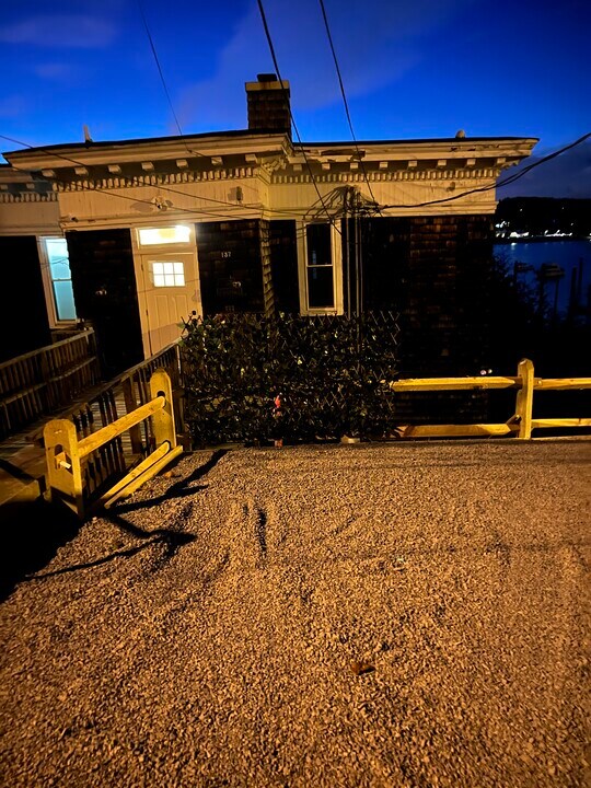 137 Woodbine Ave, Unit 2 woodbine in Northport, NY - Foto de edificio