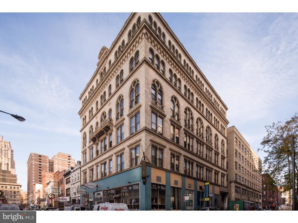 701 Sansom St-Unit -204 in Philadelphia, PA - Building Photo