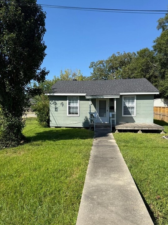 728 Atlanta Ave in Nederland, TX - Building Photo