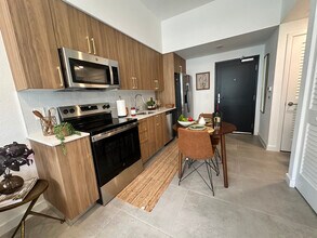 1919 Washington St, Unit A1 in Hollywood, FL - Foto de edificio - Building Photo