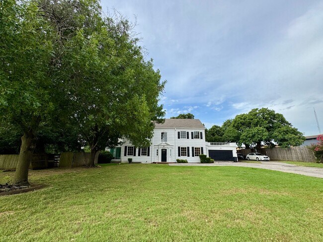property at 2245 W Oak St