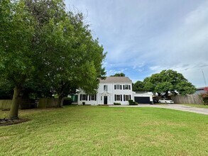 2245 W Oak St in Denton, TX - Building Photo - Building Photo