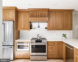 4331 Embassy Park Dr NW in Washington, DC - Building Photo - Building Photo