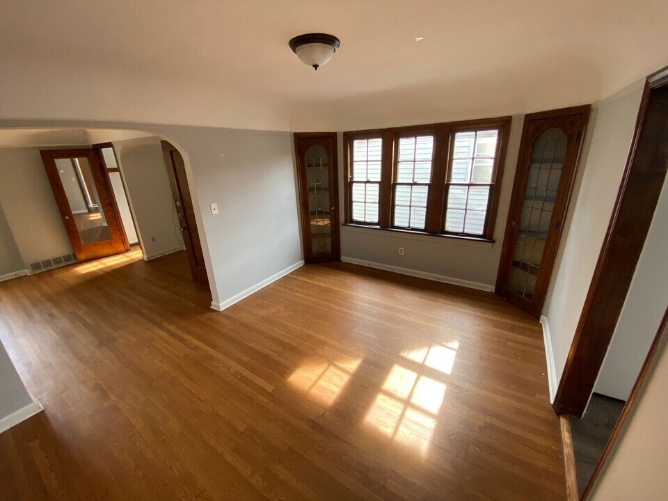 3718 Gridley Rd in Shaker Heights, OH - Building Photo