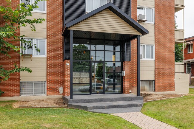 4075 Samson Boul in Laval, QC - Building Photo - Building Photo