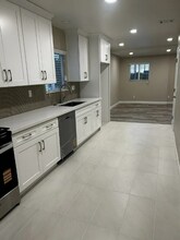 223 W Gleason St in Monterey Park, CA - Foto de edificio - Building Photo