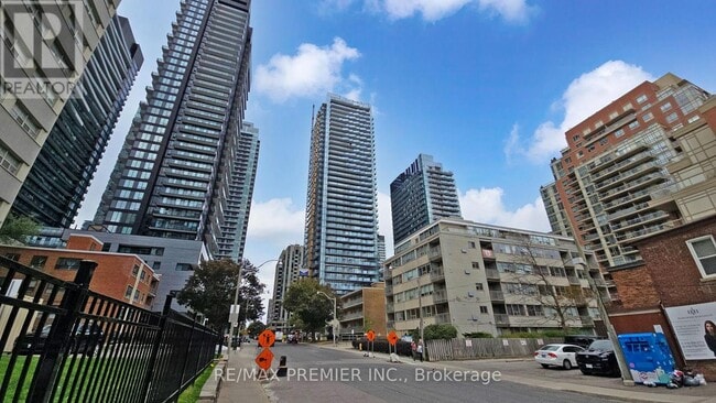 110 Broadway Ave in Toronto, ON - Building Photo - Building Photo