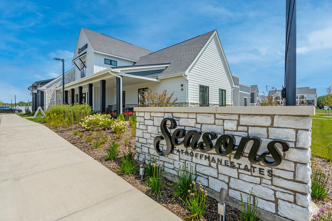 Seasons at Hoffman Estates in Hoffman Estates, IL - Building Photo